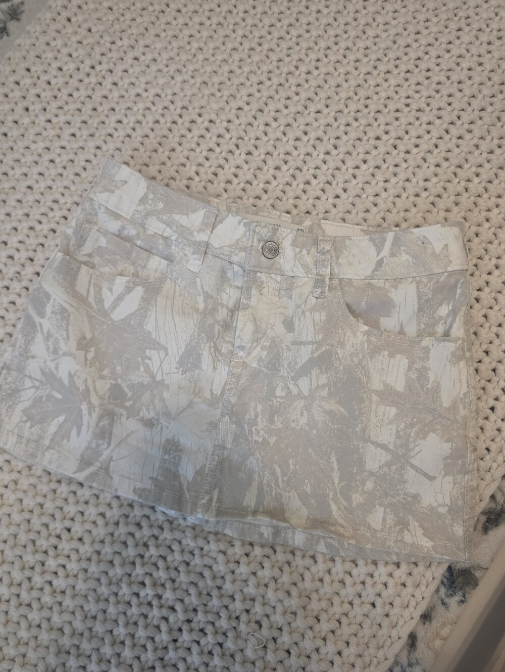 Hollister Neutral Camo Low-Rise Mini Skirt – Size 2 / W26